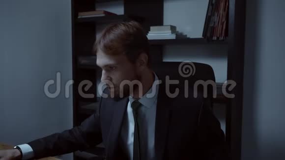 长胡子的商人用电脑在办公室工作男的看着他的工作计划慢动作视频的预览图