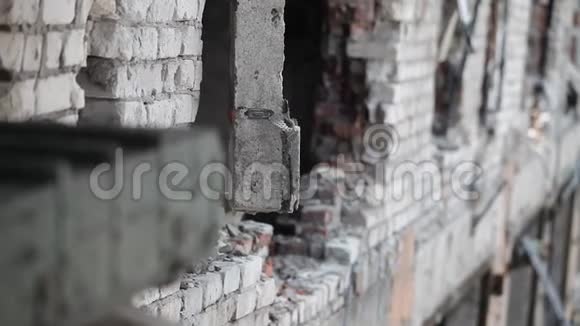 在战斗中被摧毁的混凝土墙的特写视频的预览图