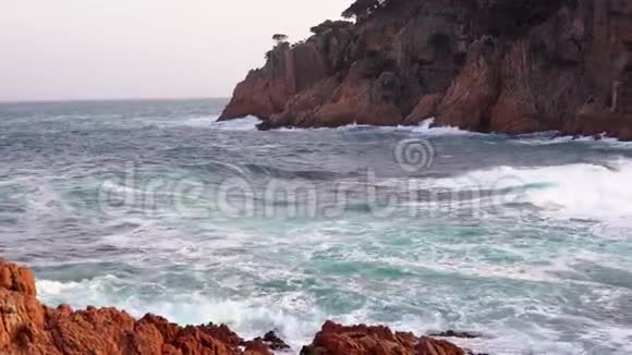 美丽的海景海岸和悬崖海浪冲击岩石海岸视频的预览图