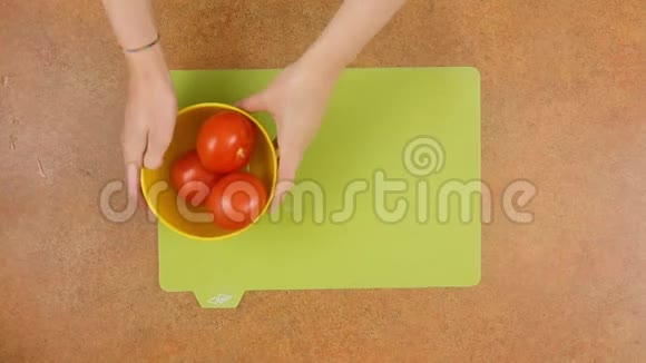 女人或男人把蔬菜和香料铺在砧板上视频的预览图