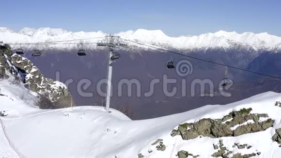 雪山景观滑雪者和滑雪者滑雪电梯视频的预览图