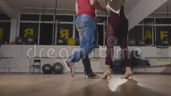 两个专业舞者在大工作室练习视频的预览图