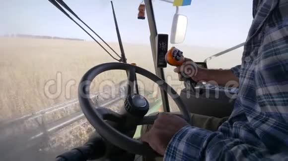 农业产业老年司机驾驶大型农机在秋季田间收获大豆视频的预览图