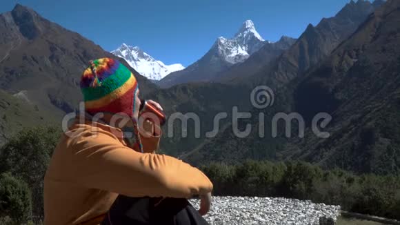 一个人正在山里喝茶视频的预览图
