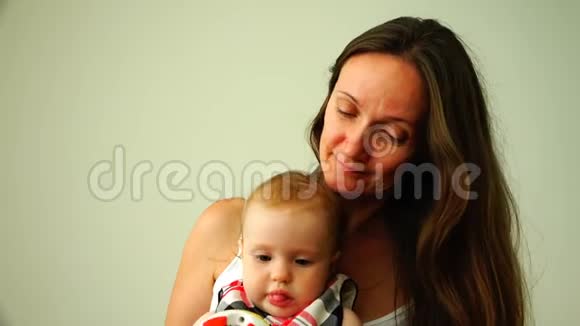 宝宝在妈妈旁边玩圆形玩具视频的预览图
