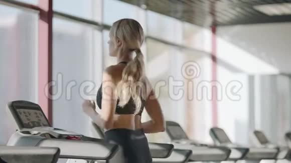 运动员妇女在健身中练习跑步视频的预览图