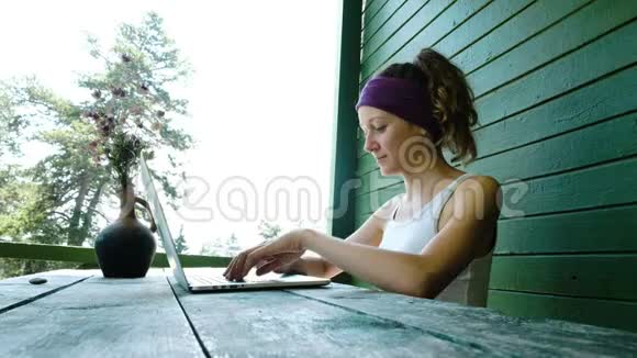 夏季年轻的商务女性游客自由职业者在娱乐中心的笔记本电脑上打字视频的预览图