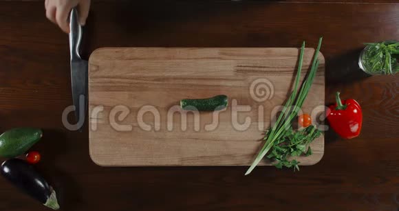 厨师把黄瓜切在木板上视频的预览图