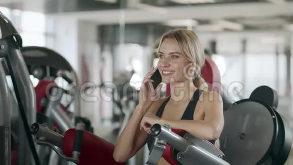 美女使用手机后健身训练视频的预览图