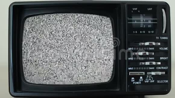 没有信号只是房间里小电视上的噪音视频的预览图
