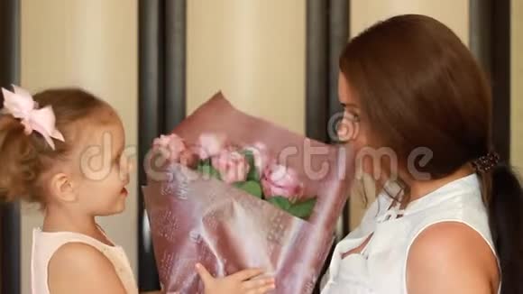 母亲和她的孩子带着一束鲜花玫瑰视频的预览图