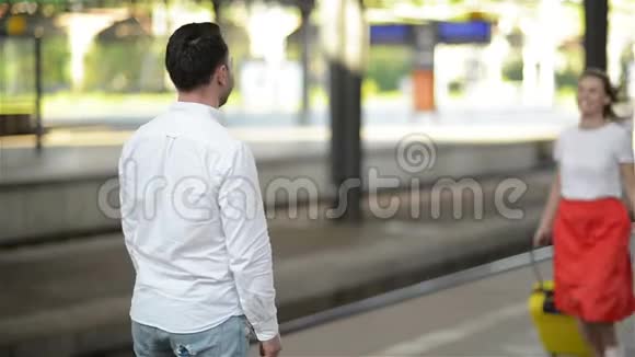 年轻夫妇在火车站再次相遇女孩跑去见她的男朋友视频的预览图