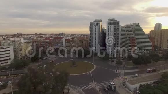 西班牙图利亚花园和安吉尔库斯托迪桥的巴伦西亚空中场景视频的预览图