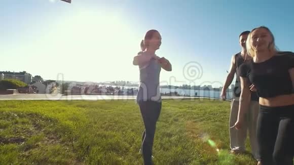 年轻的朋友啦啦队员在户外锻炼玩得开心女孩在夏日竖起大拇指视频的预览图