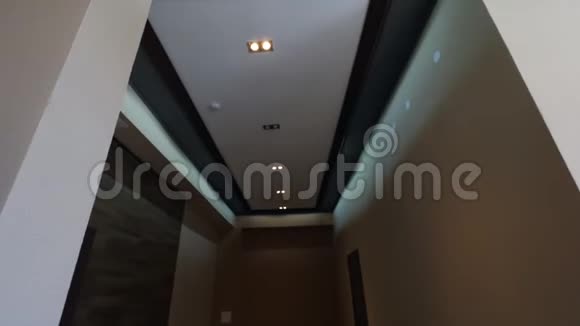 从公寓大厅的天花板可以看到视频的预览图