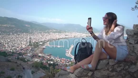 女孩在手机上用全景图给Selfie拍照视频的预览图
