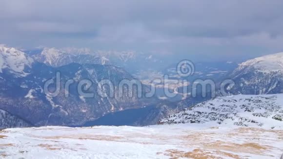 越过山脉奥贝特拉恩萨尔茨卡梅尔古特奥地利视频的预览图