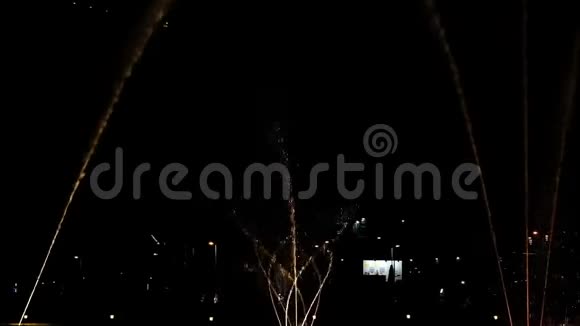 晚上跳舞的喷泉灯光颜色和音乐夜场表演慢动作视频的预览图