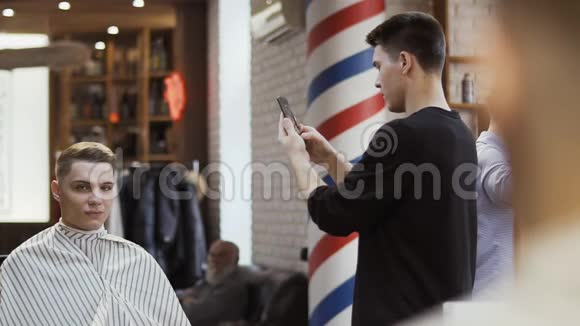 理发师做新发型的照片视频的预览图