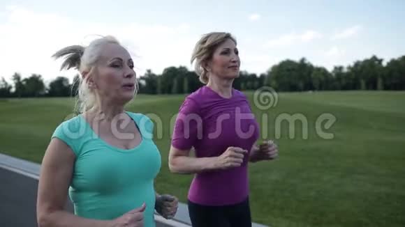 积极健康的老年女性户外运动视频的预览图