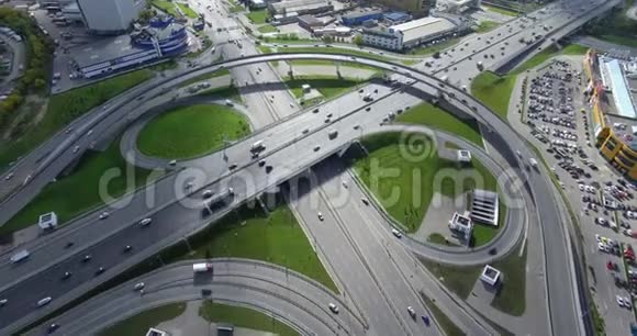 莫斯科城市景观和繁忙的立交桥鸟瞰图视频的预览图