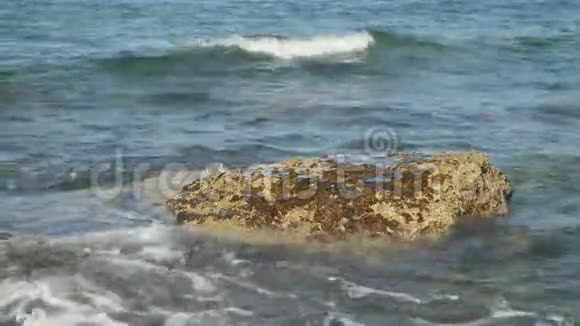 波浪撞击在石头上形成海洋泡沫塞浦路斯平静的大海视频的预览图