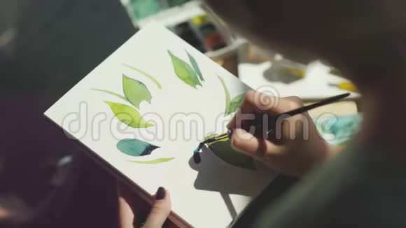 艺术家用铅笔和树叶画了一幅素描视频的预览图