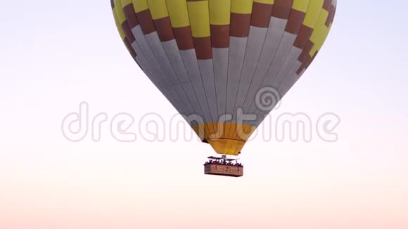 气球把游客带到天空视频的预览图