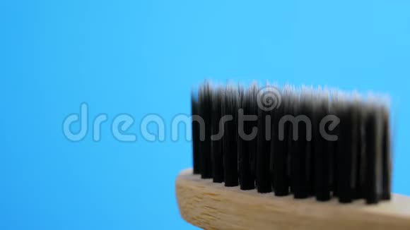 牙膏从试管挤成黑色木刷视频的预览图