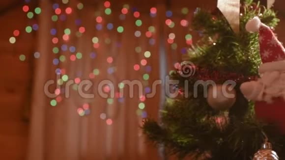 圣诞节或新年概念圣诞树上圣诞老人形式的软玩具视频的预览图