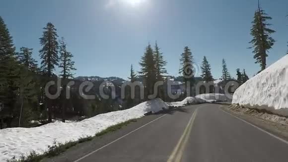 曲线路穿过雪山视频的预览图
