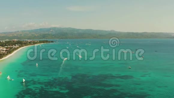菲律宾的海景在阳光明媚的天气从上面看透明的海洋和旅游船附近的岛屿视频的预览图