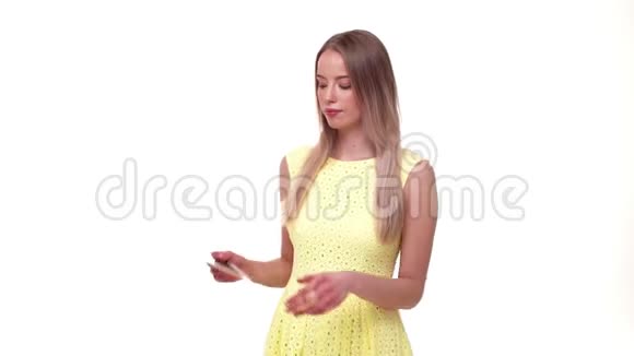 快乐美丽的女人使用数字平板电脑浏览互联网享受现代生活方式视频的预览图