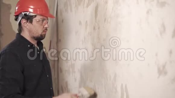 工人正在用建筑砂浆覆盖住公寓的墙壁视频的预览图