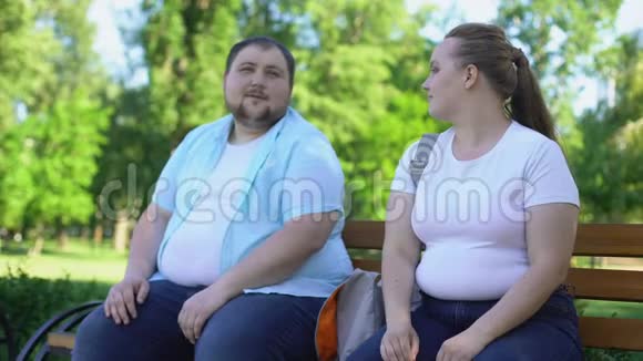 博学的肥胖男人给漂亮的女孩讲有趣的故事自信视频的预览图
