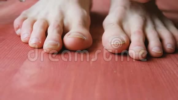 人剪脚趾甲特写一个人在家里地板上修脚视频的预览图