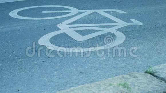 城市交通理念骑单车过街标志的特写视频的预览图