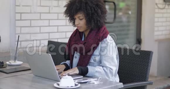 美丽的女性与电脑在咖啡馆视频的预览图