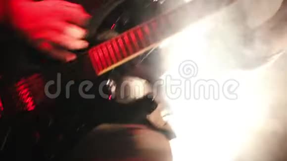 吉他手用黑色吉他在舞台上演奏双手合拢视频的预览图