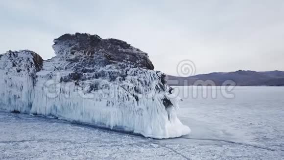 冬天的暴风雨过后冻僵了水溅在岸边的悬崖上早春的贝加尔湖西伯利亚俄罗斯视频的预览图