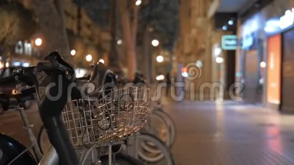 在瓦伦西亚市的自行车共享站步行视频的预览图