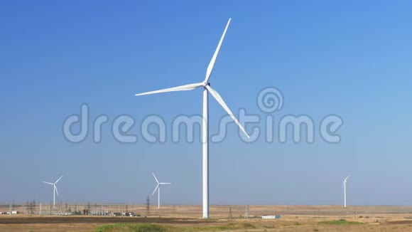 巨大的风力发电机对抗蓝天视频的预览图