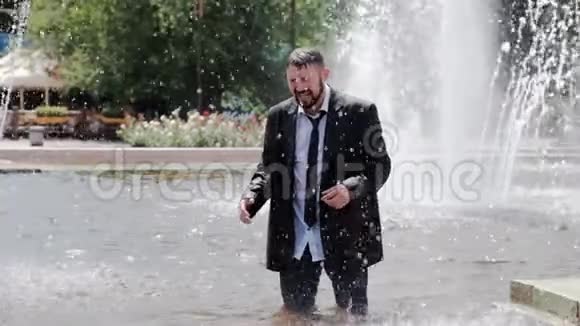 一个人走在喷泉里用手捂住脸感受着世界上所有的悲伤视频的预览图