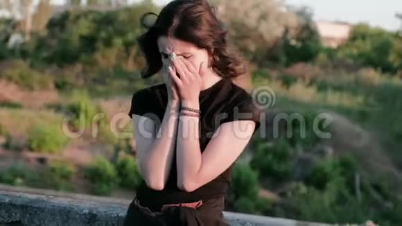 从左到右看到一个悲伤的痛苦的哭泣的女人站在桥上视频的预览图