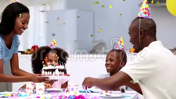 年轻的家庭庆祝生日视频的预览图