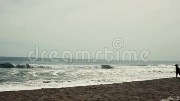 在海滩上奔跑的男孩视频的预览图