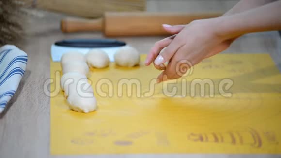 女人把面团放在木切割板上一步的自制玉米饼配方视频的预览图