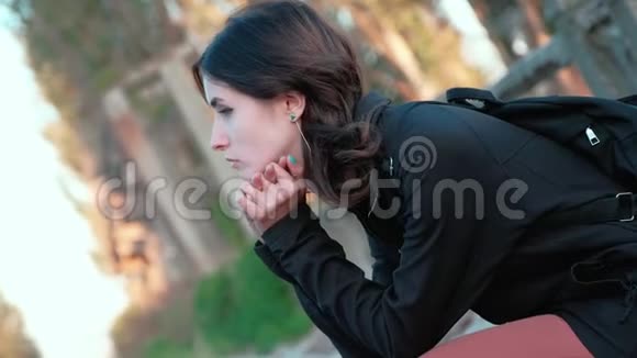 看到一个悲伤的女孩独自坐着把脸靠在布满皱纹的手指上视频的预览图