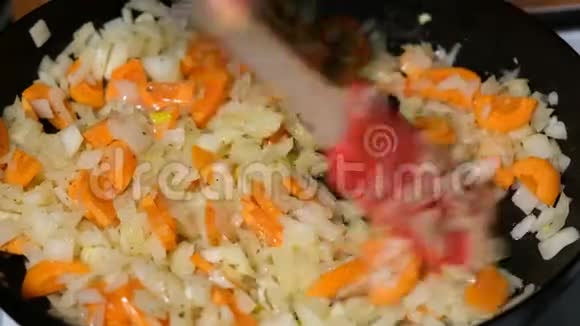 厨师在煎锅特写中混合炒菜视频的预览图