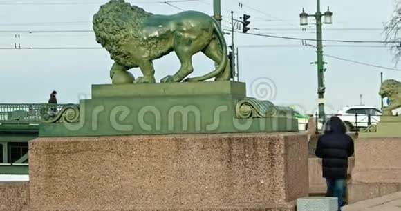 尼瓦河河堤上的宫殿桥和狮子雕像圣彼得堡的白天视频的预览图